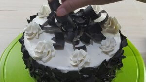 menghias kue black forest untuk kue ulang tahun